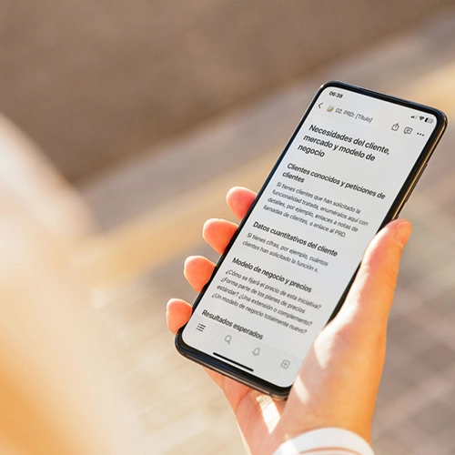 Mano sosteniendo un teléfono con una plantilla descargable