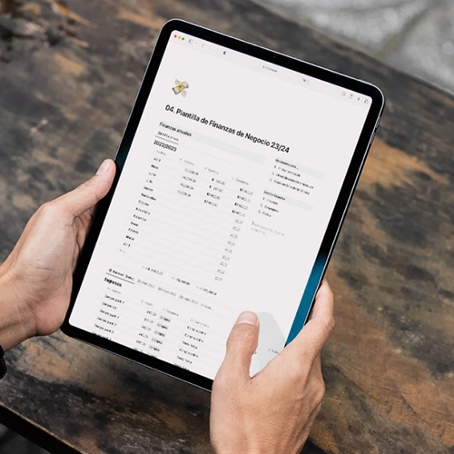 Manos sosteniendo una tablet con una plantilla descargable