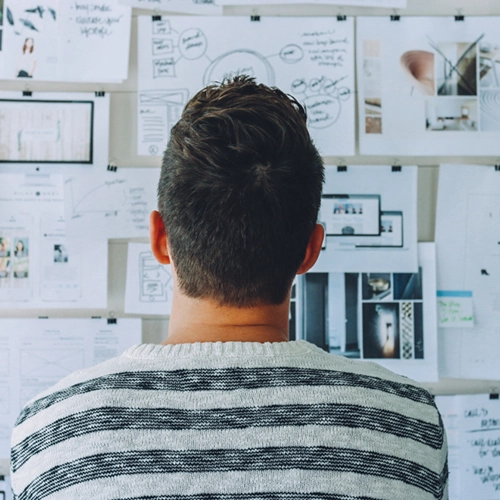 Hombre frente a papeles de planificación