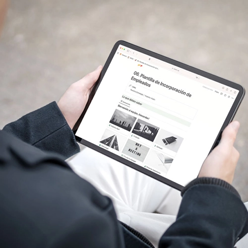 Persona sosteniendo una tablet con una plantilla descargable