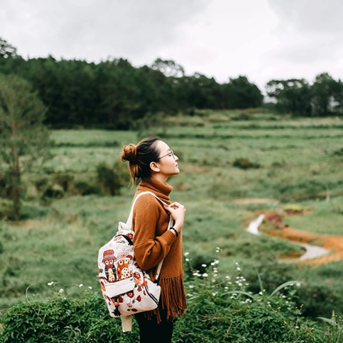 Mujer parada en la naturaleza