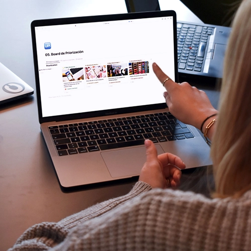 Mujer usando una laptop con una plantilla descargable