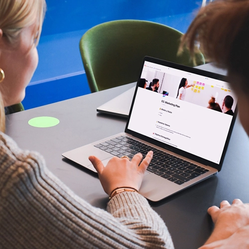 Mujer usando una laptop con una plantilla descargable