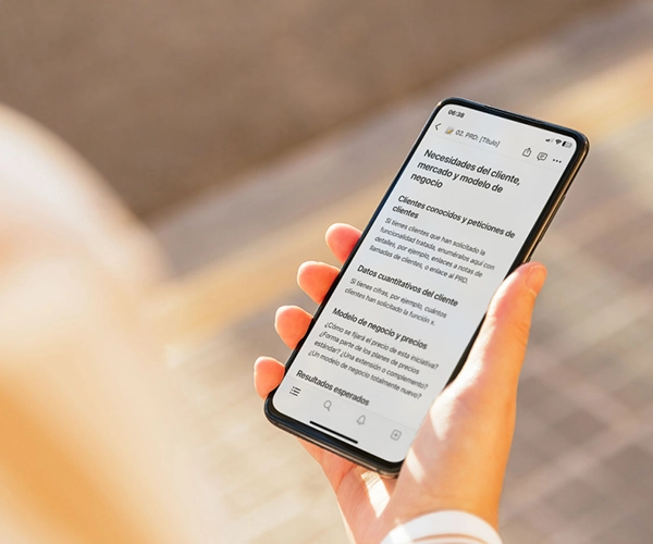 Mano sosteniendo un teléfono con una plantilla descargable