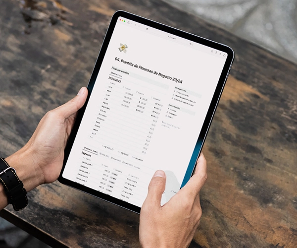 Manos sosteniendo una tablet con una plantilla descargable