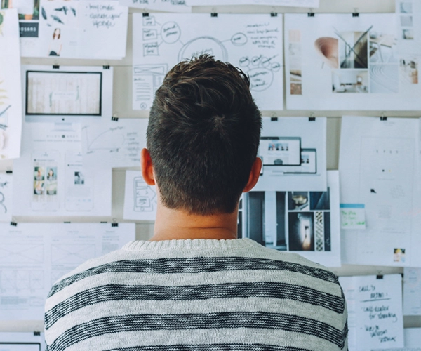 Hombre frente a papeles de planificación