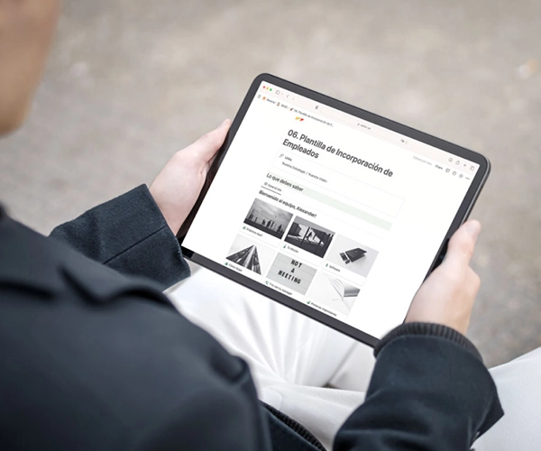 Persona sosteniendo una tablet con una plantilla descargable