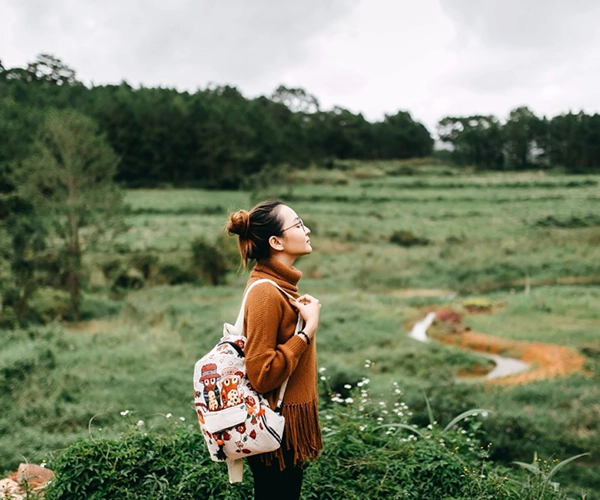 Mujer parada en la naturaleza