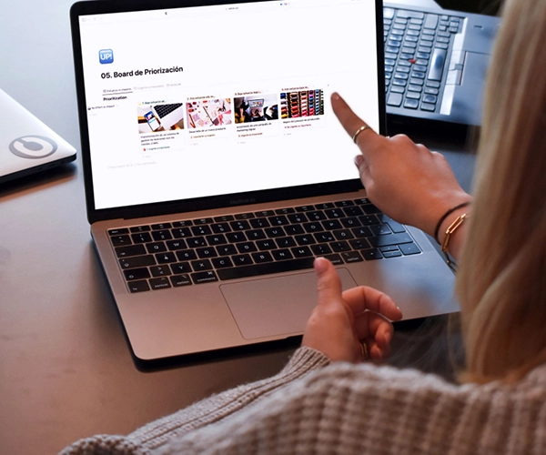 Mujer usando una laptop con una plantilla descargable