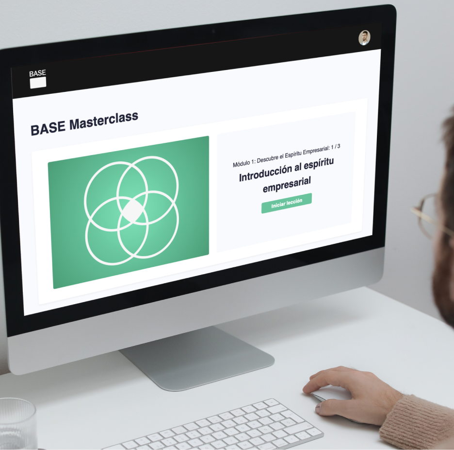 Chico viendo el Módulo 1 de BASE Masterclass